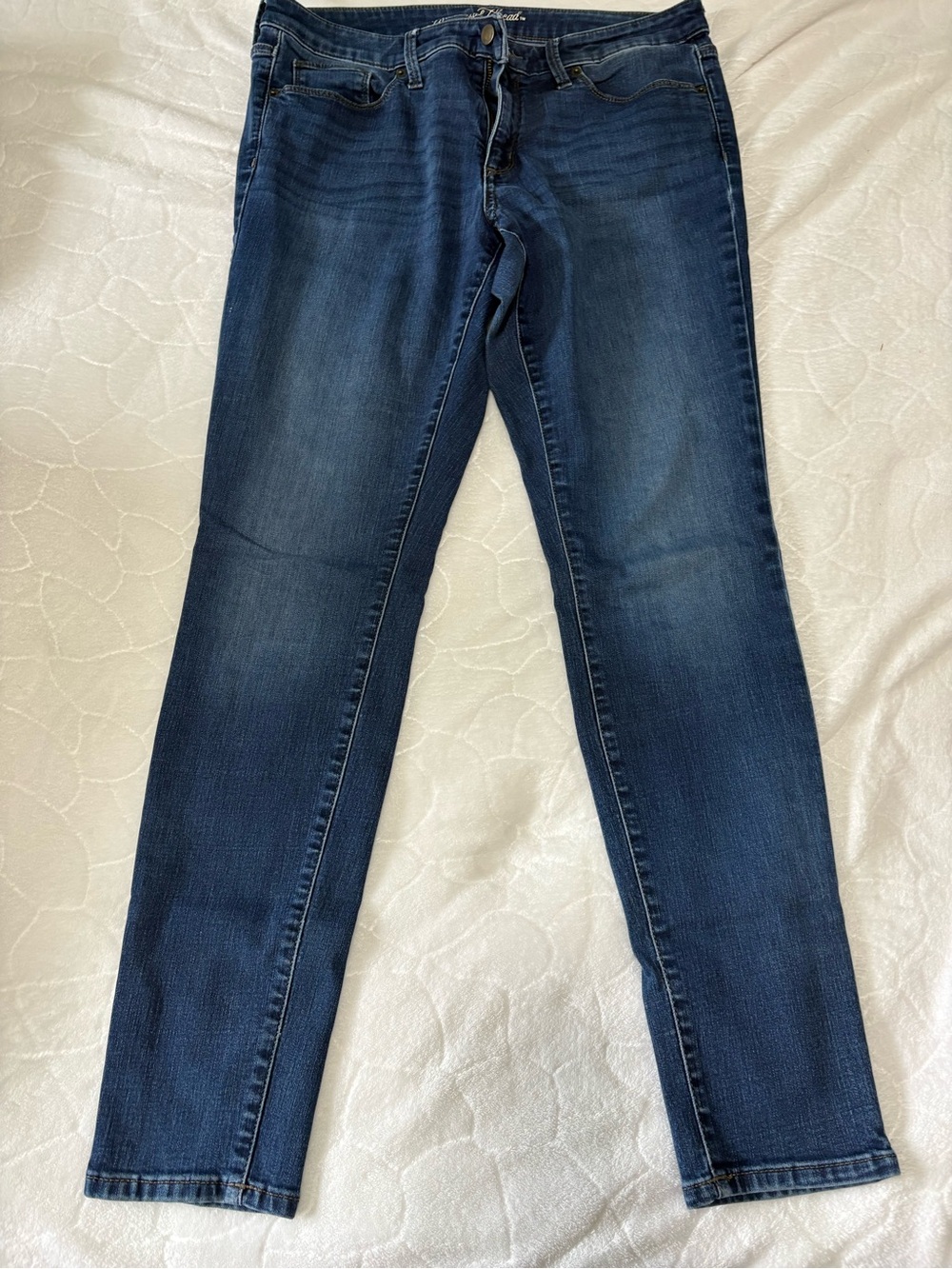 Universal Thread Women’s Skinny Jeans in Dark Blue Wash
